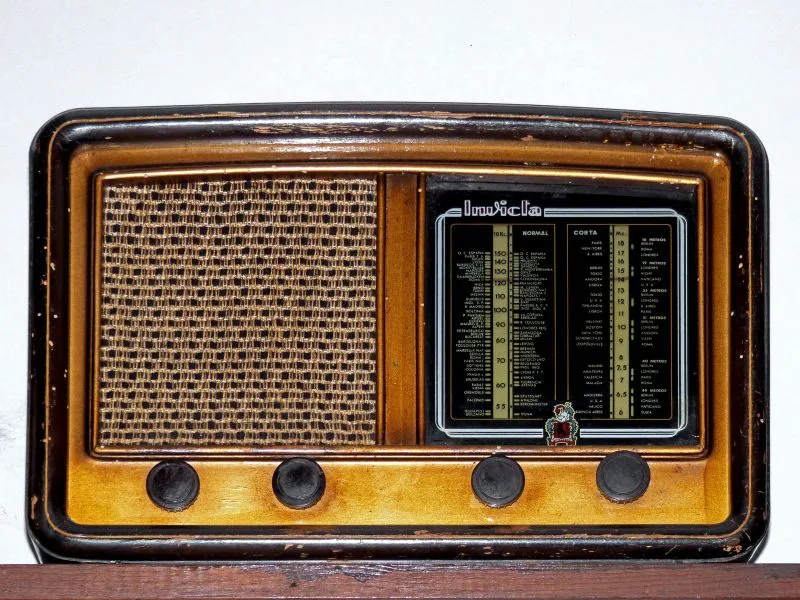 Mai întâi şi mai întâi, a fost radio-ul