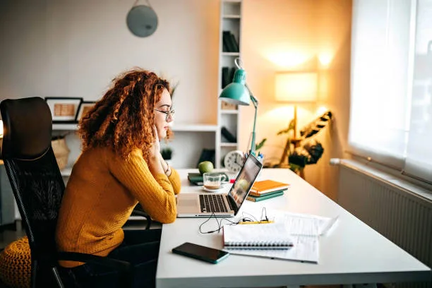 Activităţile online nu dispar din universităţi