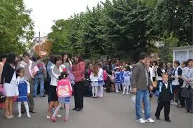 Cu părinţii şi bunicii la prima zi de şcoală