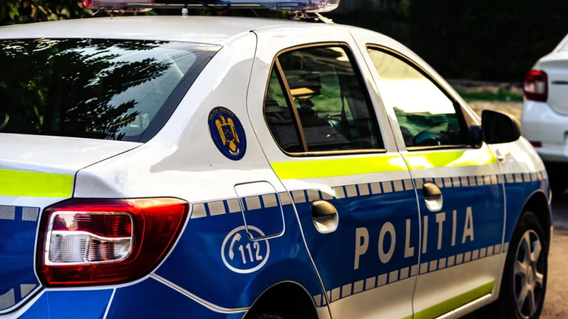 Bărbat cercetat penal deoarece a condus o mașină de capota căreia era agățat un tânăr