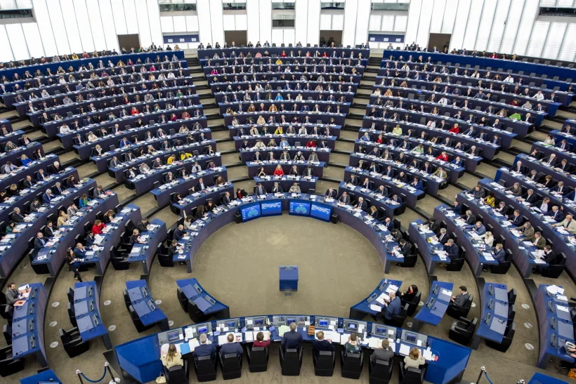 Întrebare în Parlamentul European: „Românii plătesc de 4 ori mai mult la energie decât alți europeni. Ce fel de piață unică este aceasta?”