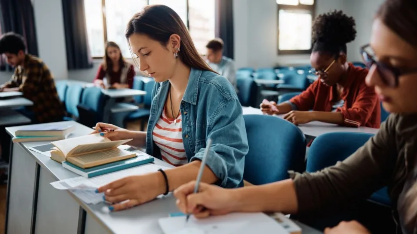 Aproape 40.000 de studenți români vor primi burse din fonduri europene. Apel urgent către universități: termen limită 6 martie!