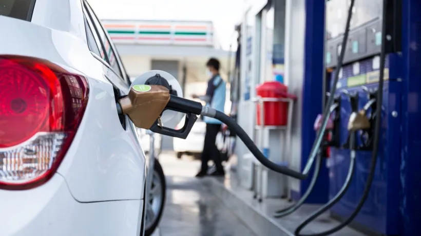 Intervenție pe piața energiei. Guvernul impune restricții și plafonează adaosurile la benzină și motorină
