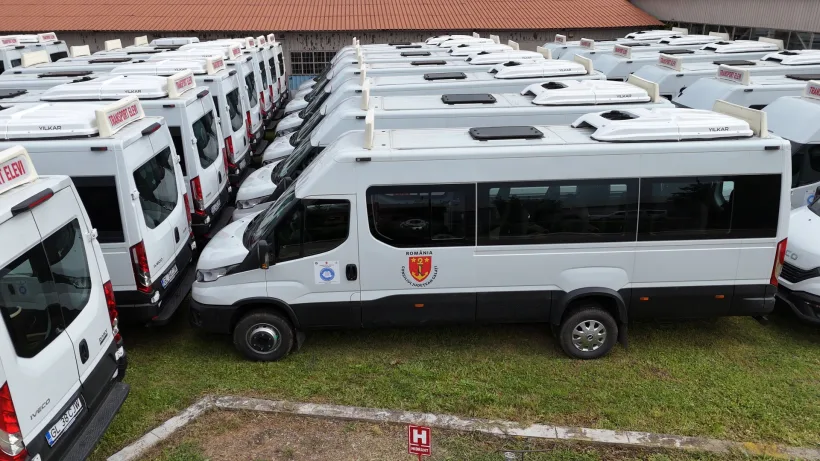 Transport școlar verde în Galați: 30 de microbuze hibride au ajuns în comunele județului