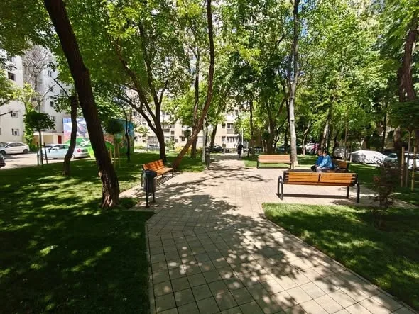 Spațiile de relaxare din spatele blocurilor refăcute în Sectorul 2