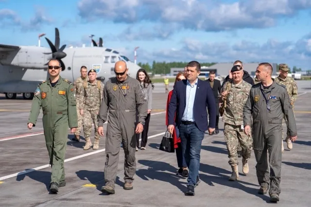 Al doilea pilot român implicat în doborârea dronei din Estonia, decorat de ministrul Apărării