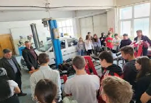 Ateliere interactive pentru adulții și copiii unui liceu din Bacău, în cadrul unui eveniment de meserii