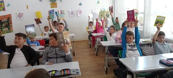 BOOKURIER – „Cartea vine la tine acasă” a ajuns la Școala Gimnazială Mădăras!